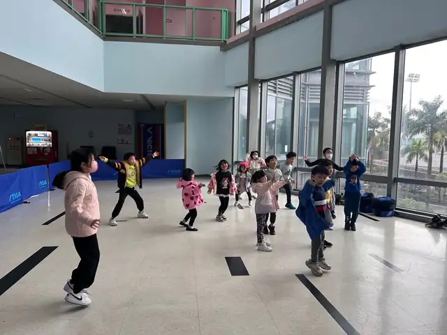 太空直排輪冬天運動的孩子們