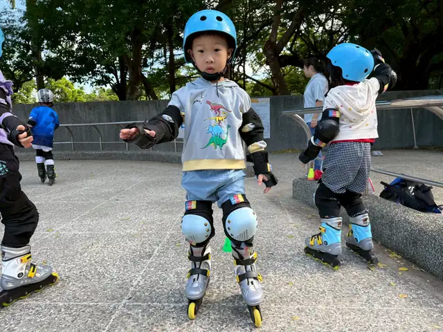 認真學習直排輪的孩子!