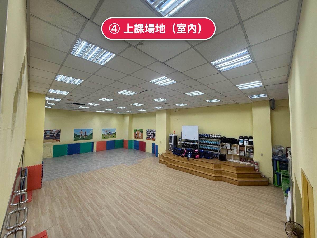 室內上課場地：木紋地板、直排輪與安全帽架